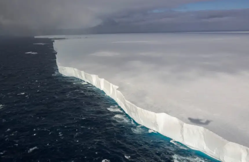 كارثة كبرى تلوح في الأفق بعد تحرك أكبر جبل جليدي في العالم