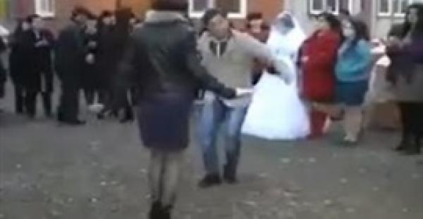 بالفيديو.. شاب يخطف فتاة في حفل الزفاف ويهرب بها أمام أسرتها