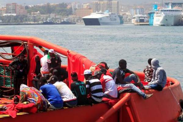 البحرية الملكية: غرق 34 مهاجرا ونجاة 26 في تحطم سفينة بالبحر المتوسط