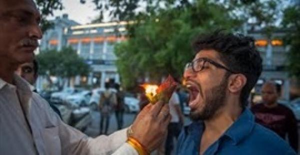 بالفيديو.. مطعم هندي يقدم وجبة مشتعلة بالنيران لزبائنه