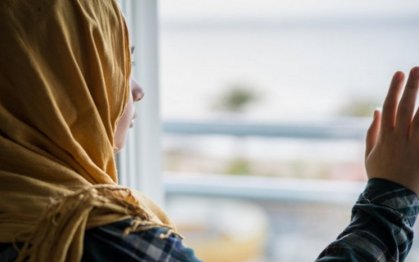 صادم.. عنصري إيطالي يمزق حجاب مهاجرة مغربية أمام أنظار ابنها الصغير ويطردها من القطار