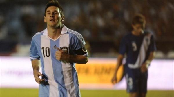 فيديو - ميسي يسجل ثلاثية ويتجاوز أهداف مارادونا الدولية مع الأرجنتين