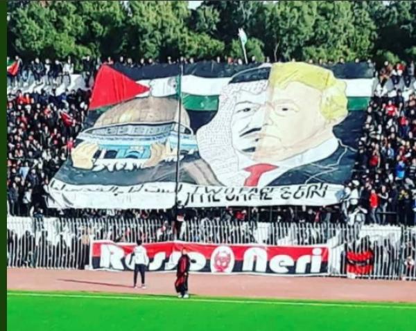 اعتذار جزائري للسعودية بسبب لافتة في مباراة كرة قدم