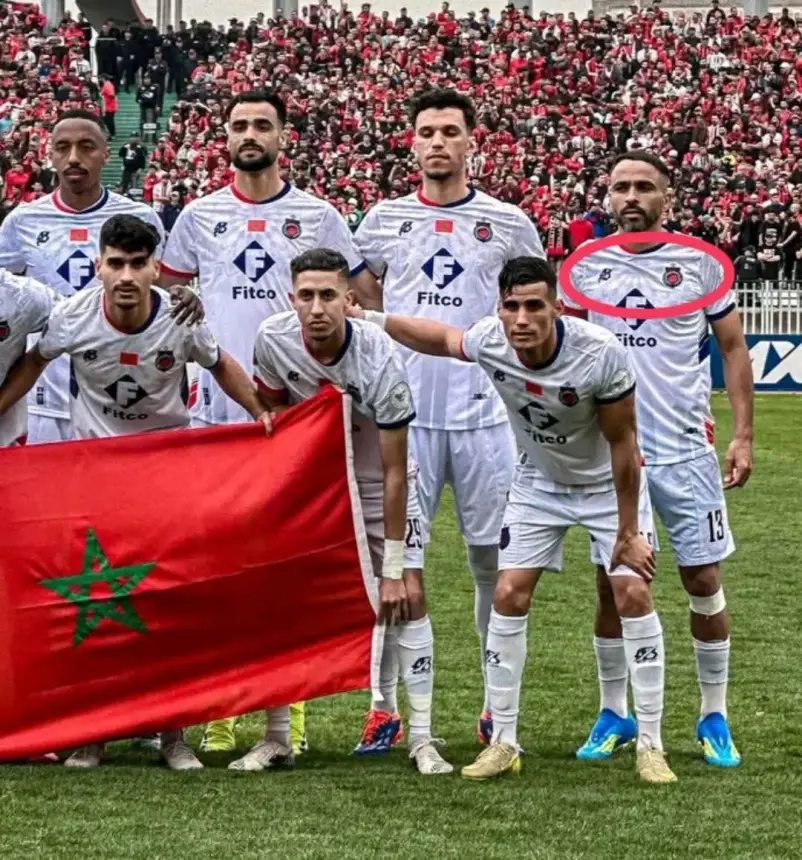 لاعب جزائري بفريق أولمبيك آسفي يُجبر على إزالة العلم المغربي من قميصه بسبب تهديدات الكابرانات (صورة)