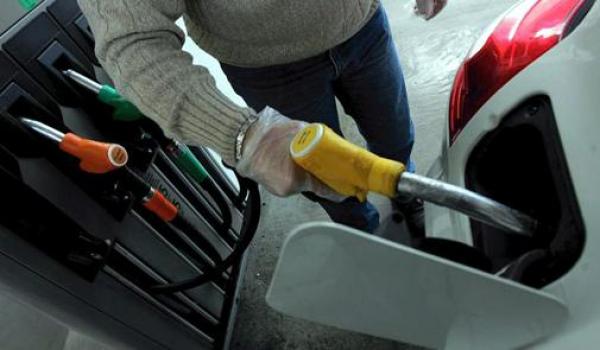 أسعار النفط تتراجع من جديد عالميا والمحروقات تواصل الارتفاع وطنيا