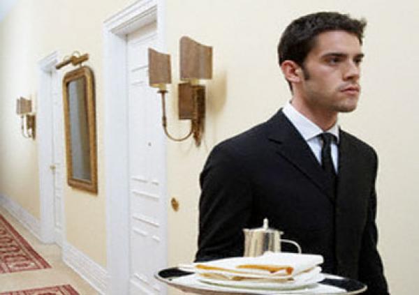 الأسر الغنية تستعين بكبار الخدم من بريطانيا لتعلم قواعد "الإتيكيت"