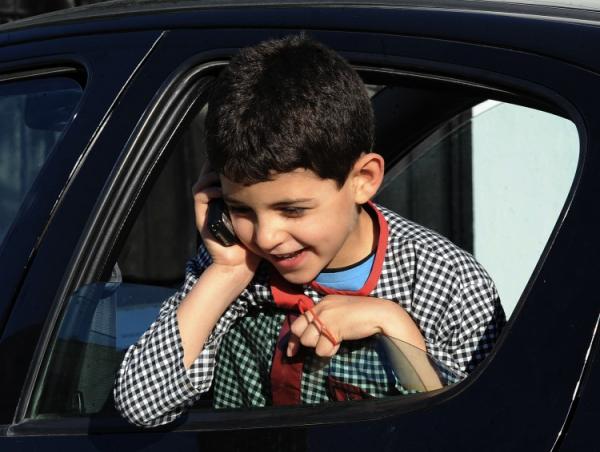 أم اخترعت تطبيقاً يرغم أطفالها على إجابة اتصالاتها