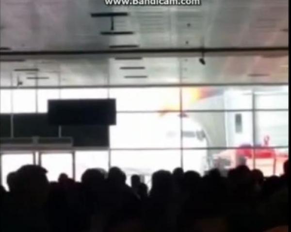 بالفيديو: لحظة اشتعال النيران بطائرة في مطار بكازاخستان