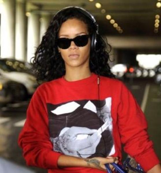 المغنية الأميركية ريهانا تروج للمخدرات على ملابسها