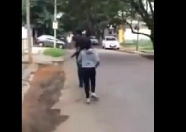بالفيديو: هندية تلقن "متحرشاَ" درساً قاسياً في الشارع