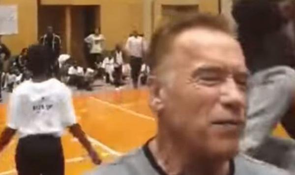 الممثل العالمي أرنولد شوارزنيجر يتعرض للاعتداء في جنوب أفريقيا