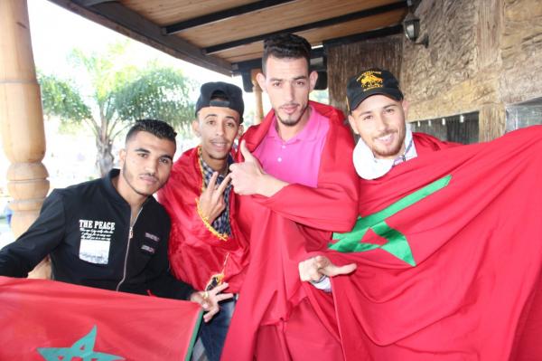 "أخبارنا "تنقل أجواء المقاهي المغربية قبل دقائق من موقعة الاسود و الفيلة