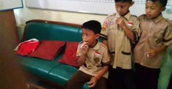 مدرسة تعاقب تلاميذ ابتدائي ضبطوا بتدخين السجائر (فيديو )