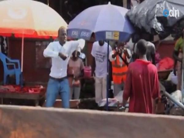 بالفيديو.. رد فعل مواطنين شاهدوا مريض "إيبولا" بليبيريا