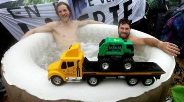 جاكوزي في الهواء الطلق.. أحدث مواقع الاحتجاج ضد الإلزام بالتطعيمات في أوتاوا