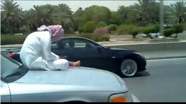 شاهد.. شبه انتحار لشاب يجلس على مقدمة سيارة!