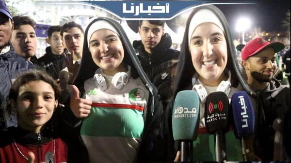 مشجعة بقميص المنتخب الجزائري تلفت الأنظار بمحيط ملعب طنجة