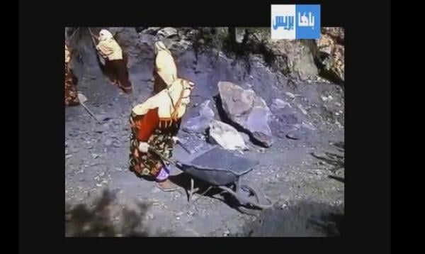 نساء تزنيت يُصلحن الطريق بعد عجز الجماعة