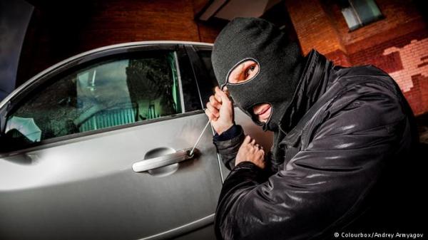 النرويج: لص يستنجد بالشرطة أثناء محاولة سرقة سيارة!