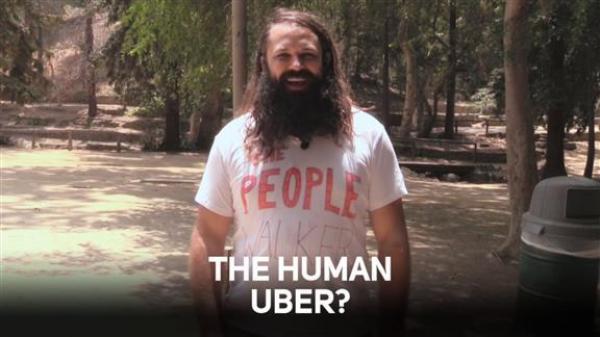 بالفيديو: شاب يبتكر طريقة جديدة لكسب المال عبر اصطحاب البشر للمشي