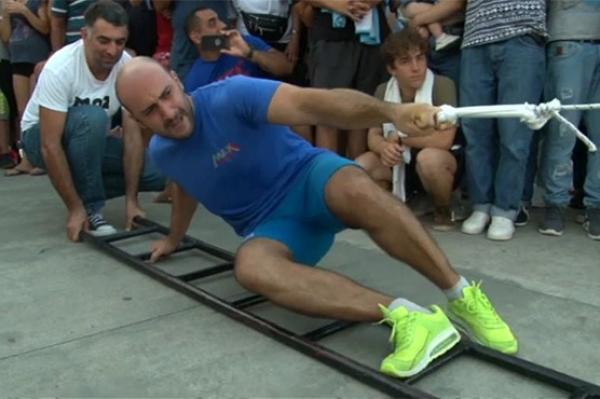 بالفيديو .. رجل يتمكن من سحب سفينة وزنها 200 طن بأصبع واحد