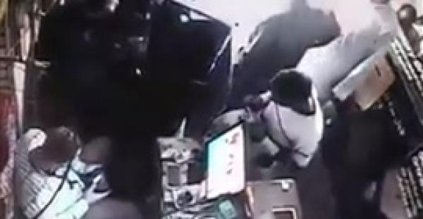 بالفيديو.. شاب يسرق هاتفا ثمينا بطريقة ماكرة