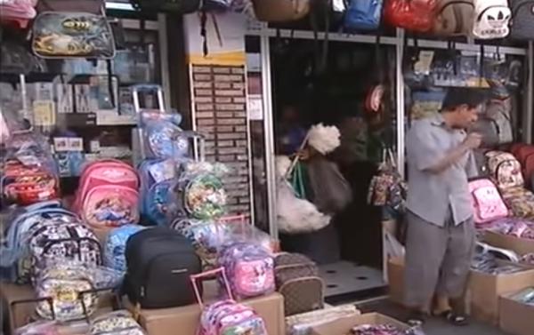 مخاطر الحقيبة المدرسية الثقيلة على العمود الفقري