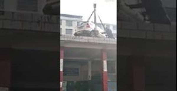 عقاب قاسٍ لسائق ركن سيارته مخالف (فيديو)