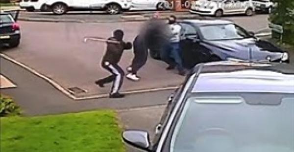 بالفيديو.. لحظة مهاجمة مجرمين سائق سيارة BMW