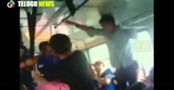 بالفيديو.. فتاتان تنزعان حزاميهما لتأديب ثلاثة متحرشين