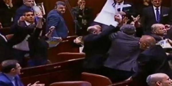 بالفيديو: عراك عنيف بالأيدي في الكنيست الإسرائيلي خلال تواجد نائب الرئيس الأمريكي