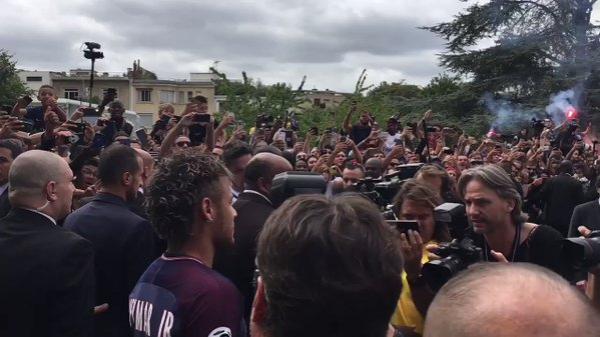 استقبال جنوني لنيمار في باريس