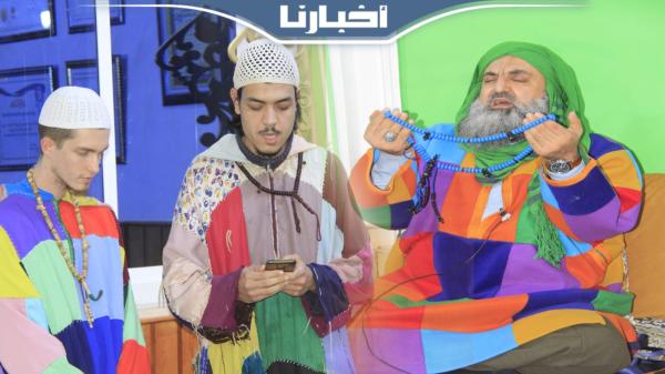 لحظة إعلان مواطن أمريكي إسلامه على يد شيخ الطريقة الكركرية