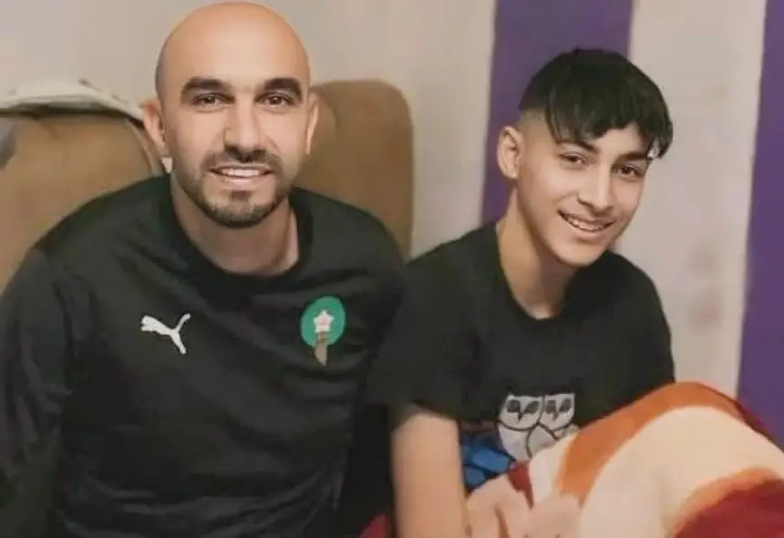 في لفتة إنسانية مؤثرة.. الركراكي يفاجئ شاباً من عشاق اتحاد طنجة داخل منزله