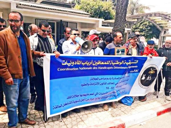 أصحاب "مأذونيات" في وضعية إعاقة يستغيثون بـ "الملك" بعد عجز الحكومة عن حماية حقوقهم