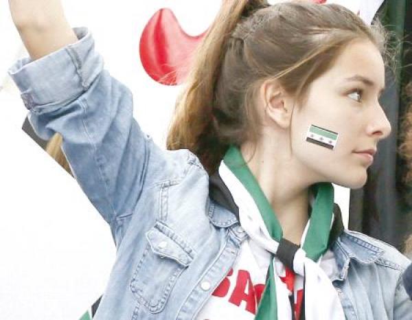 فتاة سوريّة تعرض نفسها للزواج أمام المصلين وإمام يبارك فعلها