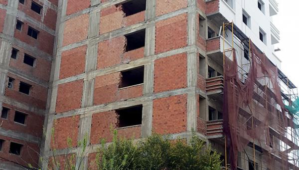 متابعة منعشة عقارية و12 شاهد زور في حالة اعتقال في قضية الترامي على ملك الغير