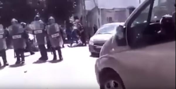 الامن الجزائري يقمع متظاهرين سلميين خرجوا للاحتجاج في منطقة القبائل