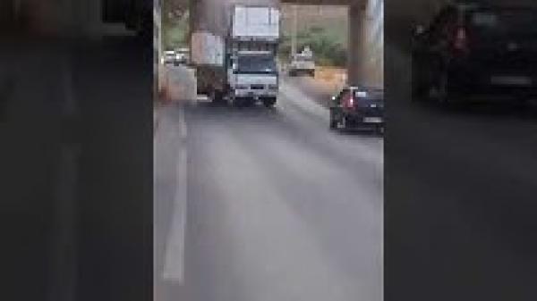شاهد كيف علقت هذه الشاحنة تحت قنطرة بعد أن تعدت العلو المحدد