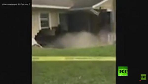 بالفيديو: صاحبة منزل تصور لحظة انهياره بحفرة هائلة!