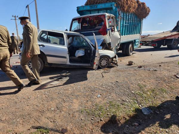 حادثة خطيرة بين شاحنة وسيارة عائلية وحافلة لنقل المسافرين (فيديو+صور)