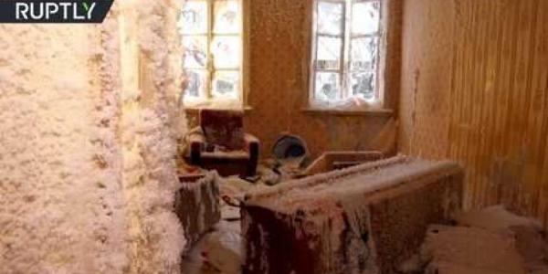 شاهد .. البرد يحول منزلا مهجورا إلى تحفة فنية