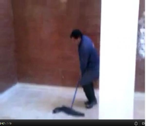 أستاذ جامعي بمراكش ينظف مرافق الجامعة وأحذية الطلبة