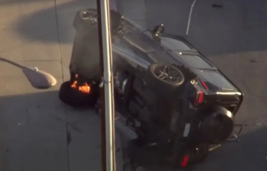 انقلاب واشتعال مرسيدس جي كلاس هاربة بعد أن صدمتها تويوتا بريوس