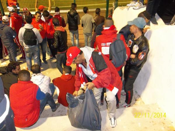 جمهور الوداد ينظف مدرجات ملعب تطوان