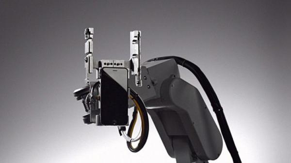 بالفيديو.. أبل تكشف روبوتا يستطيع تفكيك هاتف آي فون في 11 ثانية!