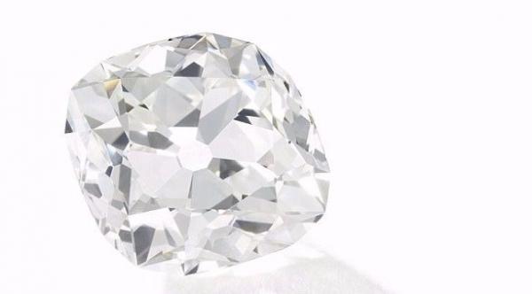 اشترت خاتماً بـ 10 جنيهات استرلينية وتبيعه بـ 350 ألفاً