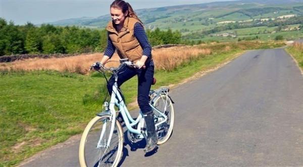 ما الوضعية الصحيحة للجسم عند ركوب الدراجة الهوائية؟