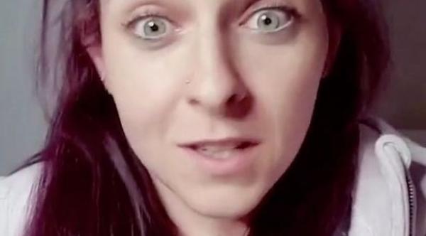 بريطانية تكتشف أنها وضعت مولودتها وهي نائمة