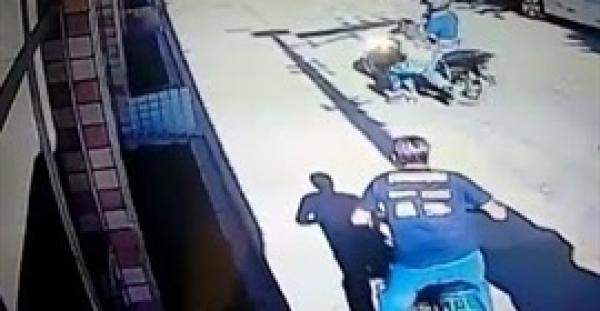 بالفيديو.. شاهد ماذا حدث لـلص انتزع هاتفا من يد فتاة